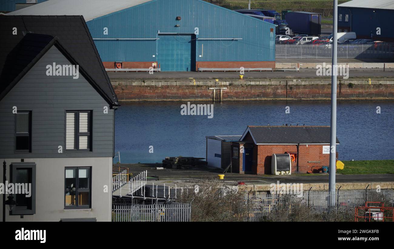 Barry, vale of Glam, Galles febbraio 02 2024: Affacciato sul lungomare da Barry Island. Nuove case e appartamenti costruiti su un molo in disuso Foto Stock