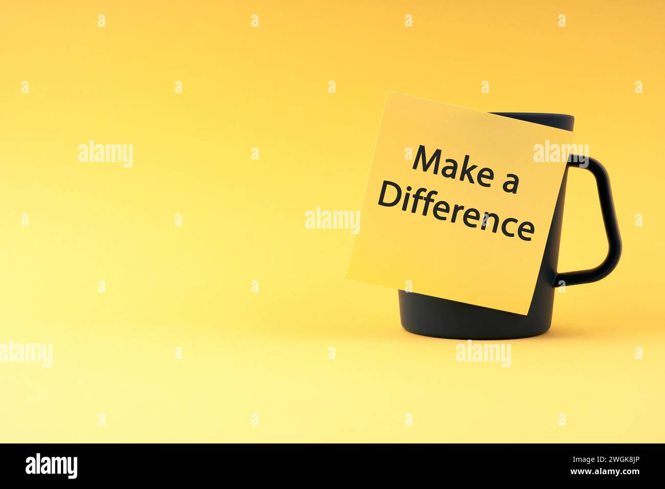 Una nota adesiva sulla tazza da caffè con testo fa la differenza Foto Stock