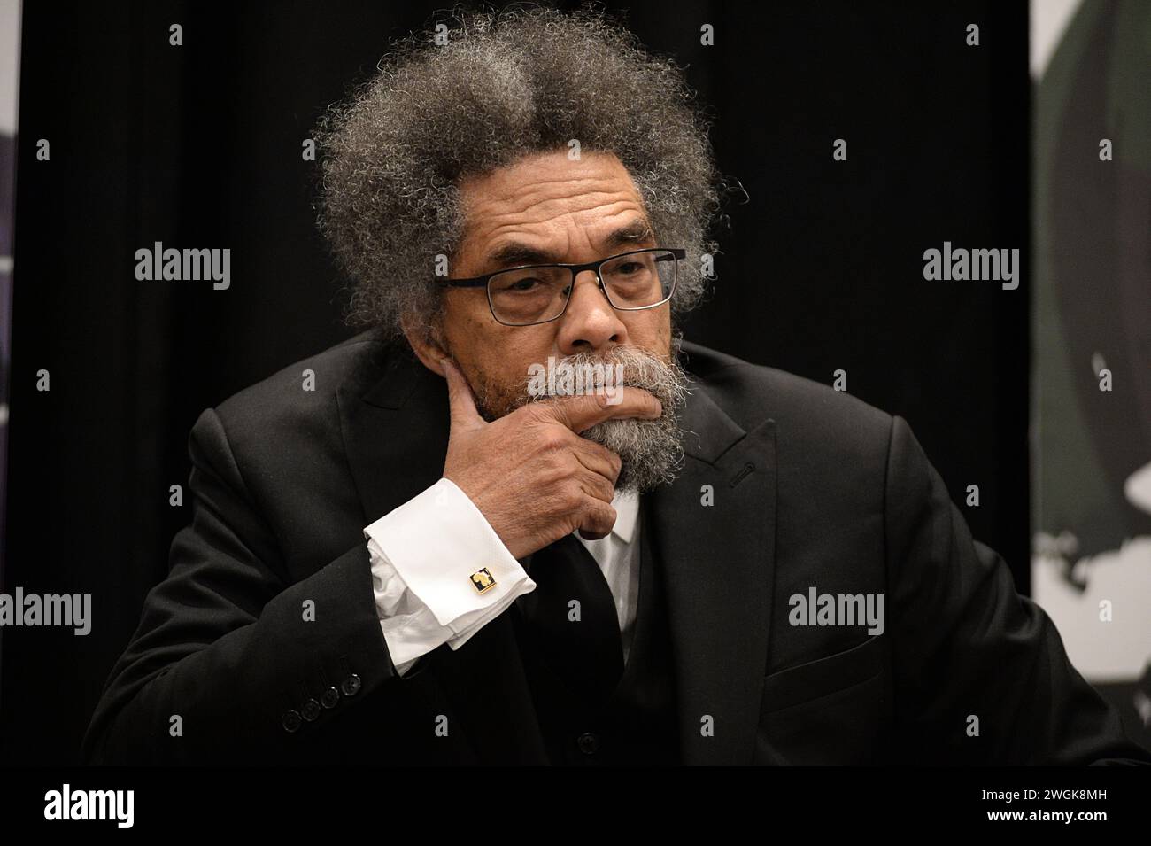 OAK BROOK ,ILLINOIS, STATI UNITI- 3 FEBBRAIO : il Dr. Cornel West risponde alle domande durante l'evento: Decisione 2024: Conversazioni con i candidati sabato 3 febbraio al Marriott Oak Brook di Oak Brook, Illinois Cornel West si candida per la verità e la giustizia come candidato indipendente alla presidenza degli Stati Uniti nel 2024. (Foto di Jacek Boczarski) Foto Stock