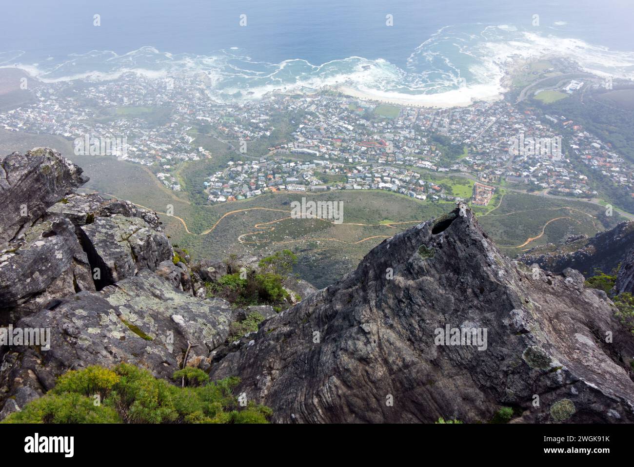 Table Mountain vista delle rocce sopra Camps Bay dopo che la nebbia si era alzata, città del Capo, Sudafrica, Africa Foto Stock