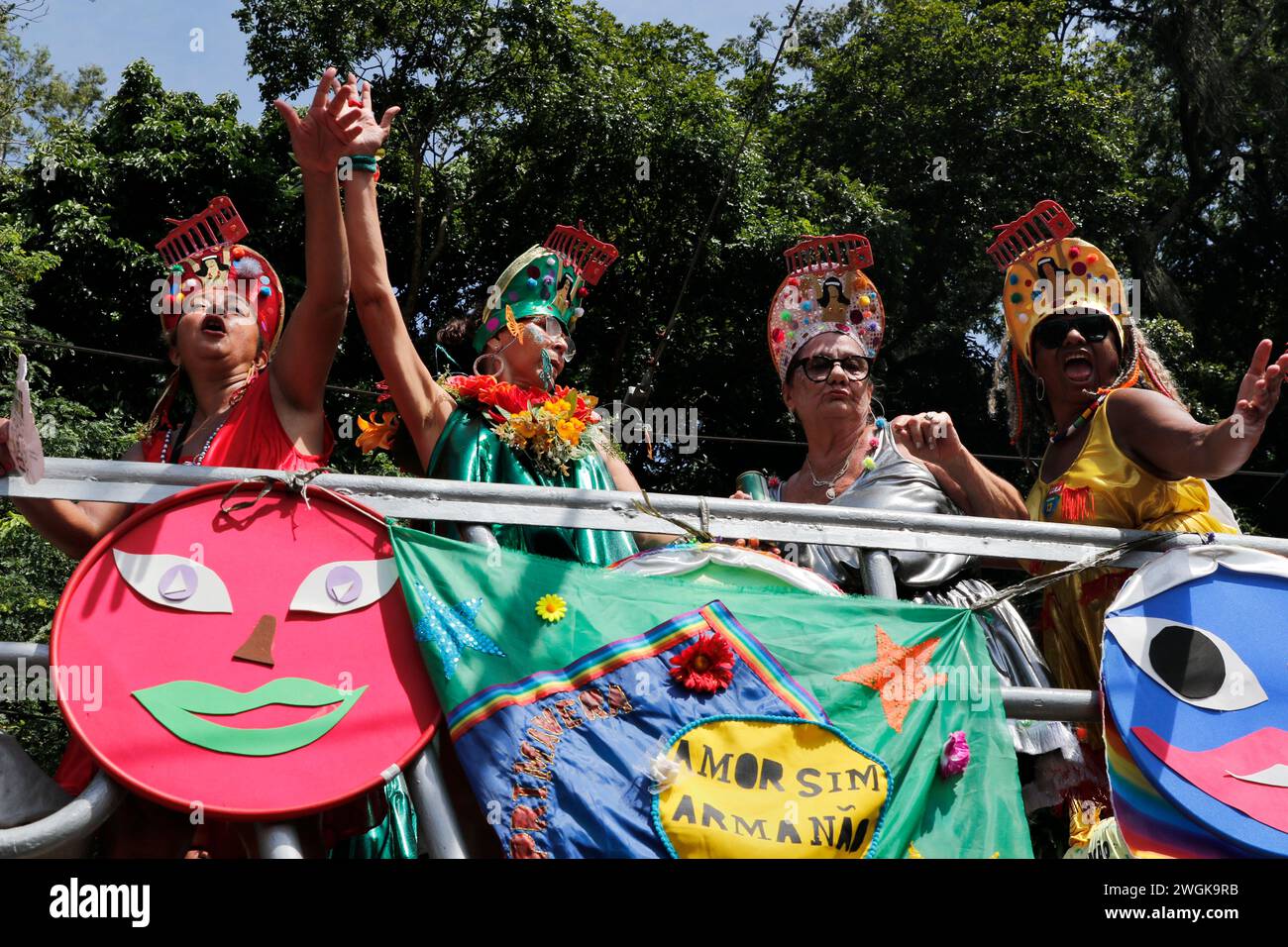 Sfilata di carnevale di strada a Rio de Janeiro. I festaioli si esibiscono alla sfilata di carnevale Bloco das Carmelitas nelle strade del quartiere di Santa Teresa Foto Stock