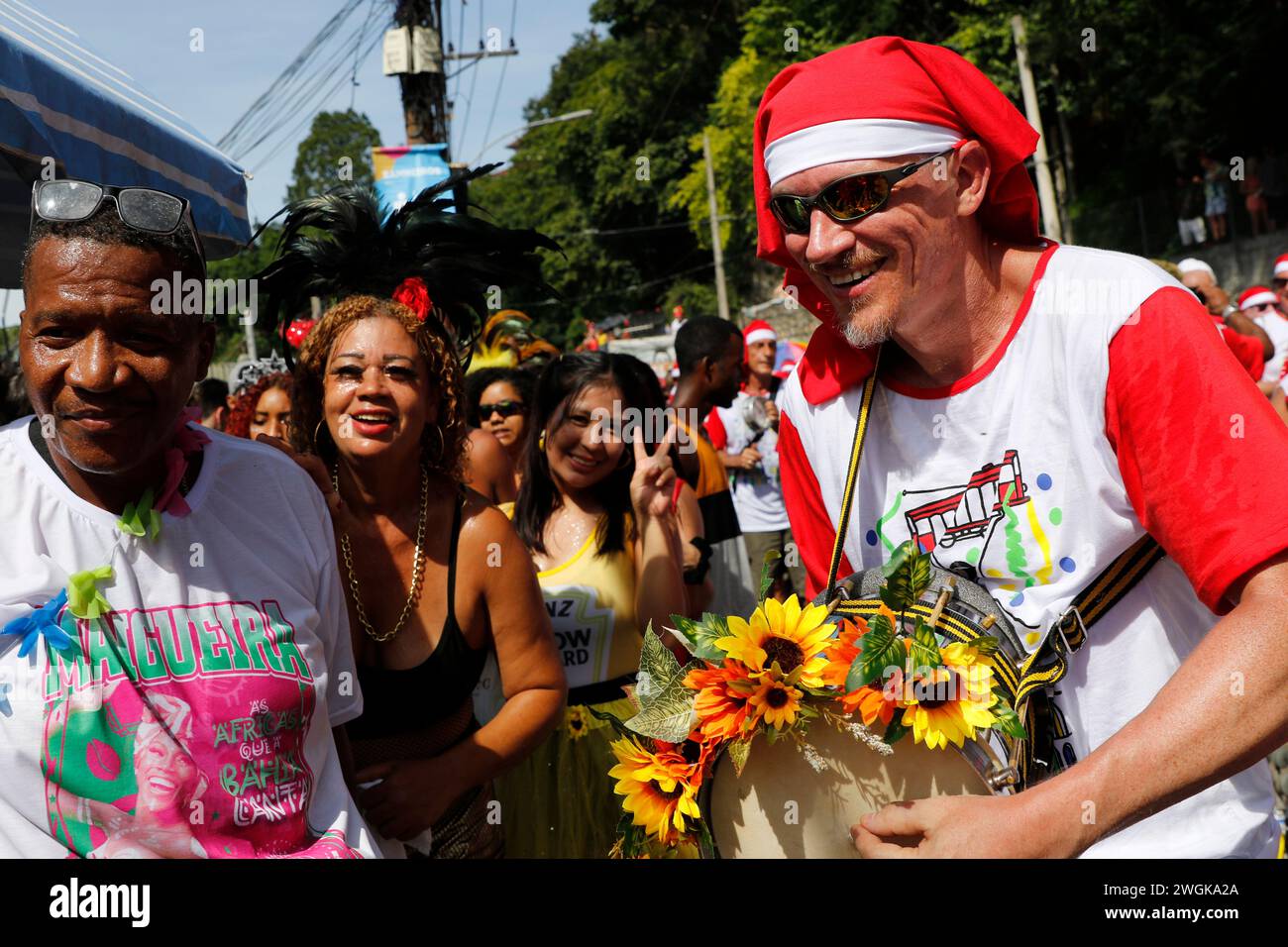 Sfilata di carnevale di strada a Rio de Janeiro. I festaioli si esibiscono alla sfilata di carnevale Bloco das Carmelitas nelle strade del quartiere di Santa Teresa Foto Stock
