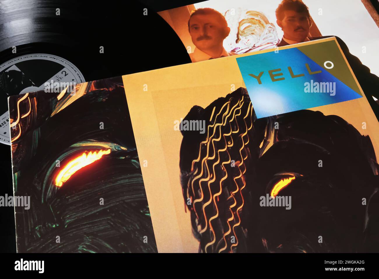 Viersen, Germania - 9 gennaio. 2024: Closeup of Yello musica elettronica band svizzera vinile album cover Stella del 1985 Foto Stock