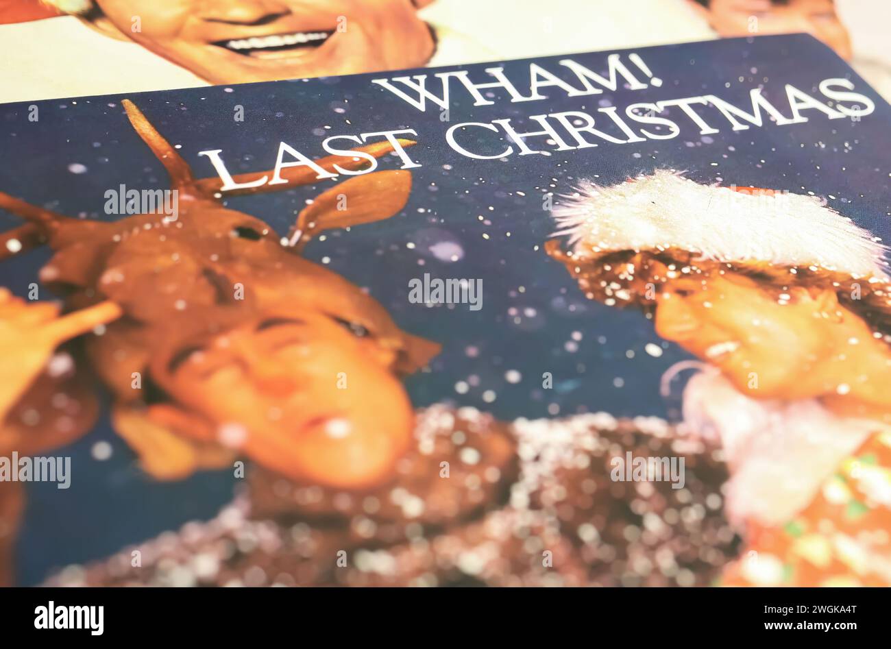 Viersen, Germania - 9 gennaio. 2024: Closeup della band Wham vinile copertina singola Last christmas from 1984 Foto Stock