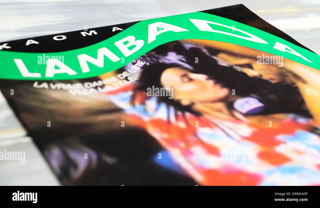 Viersen, Germania - 9 gennaio. 2024: Closeup of Kaoma 80s Summer dance hit Lambada vinile copertina singola del 1989 Foto Stock