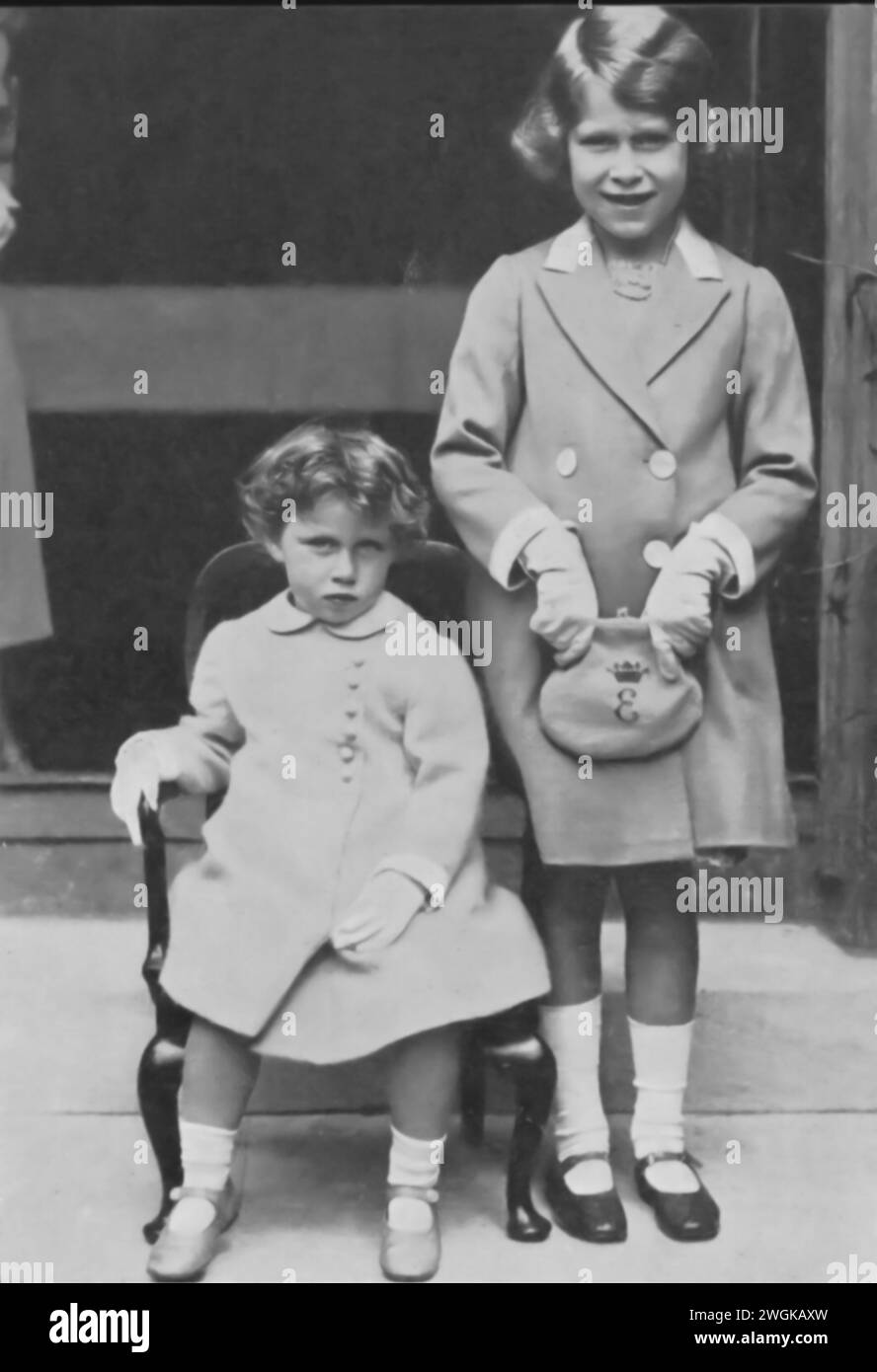 Un ritratto di una giovane principessa Elisabetta II con sua sorella minore, la principessa Margherita, scattato nel 1933. Questa fotografia cattura i primi anni della futura regina Elisabetta II, nata nel 1926, insieme a sua sorella, nata nel 1930. L'immagine offre uno sguardo sull'infanzia delle sorelle reali britanniche, molto prima dell'ascesa di Elisabetta al trono e dell'emergere di Margaret come figura reale di spicco. Foto Stock