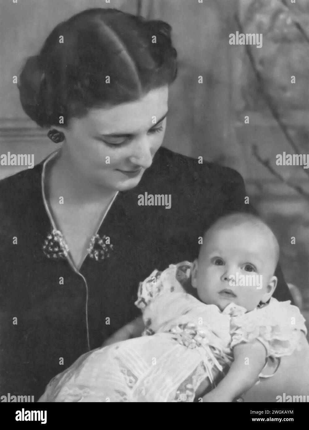 Ritratto della principessa Marina, duchessa di Kent, con sua figlia, principessa Alexandra, rincess Marina, originariamente una reale greca e danese prima del suo matrimonio, è mostrata con Alessandra, nata il 25 dicembre 1936. Foto Stock