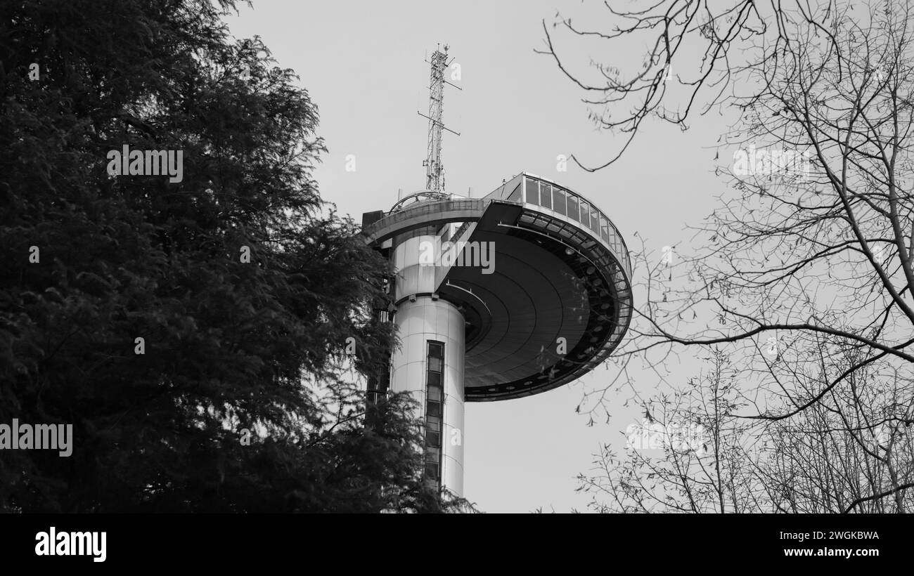 Vista sul faro di Moncloa, è una torre di trasmissione, costruita nel 1992, con un punto panoramico. 5 febbraio 2024 Madrid, Spagna Foto Stock