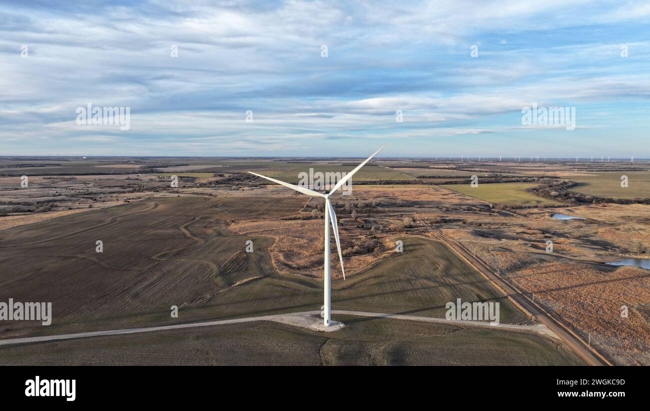 Una turbina eolica in aperta campagna Foto Stock
