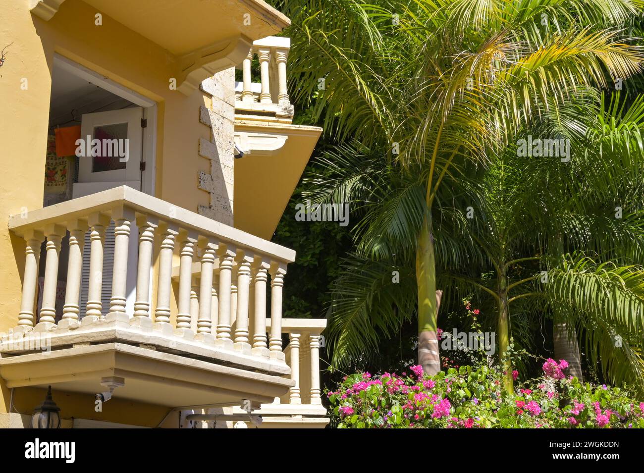 Cartagena, Colombia - 24 gennaio 2024: Edificio dal design tradizionale con balconi nel centro storico di Cartagena. Foto Stock