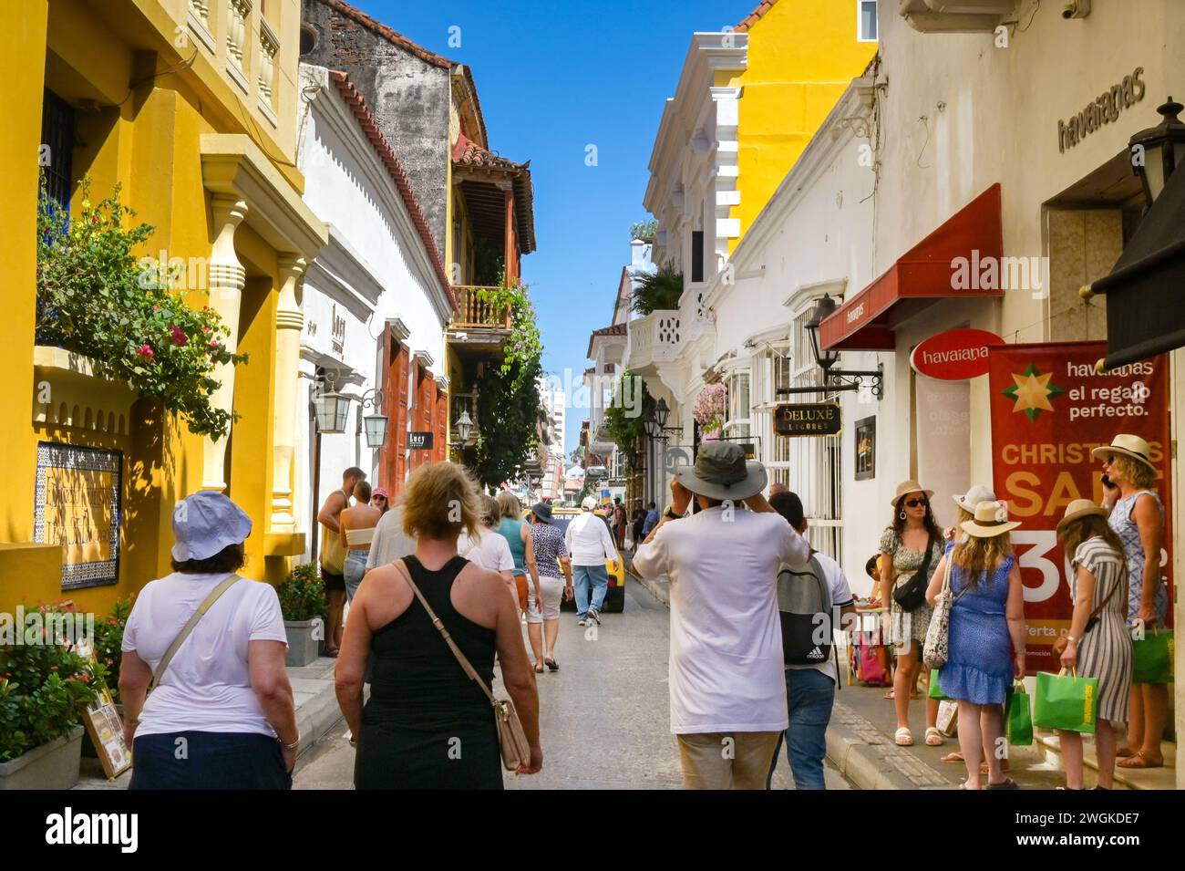 Cartagena, Colombia - 24 gennaio 2024: Persone in una delle stradine del centro storico di Cartagena. Foto Stock