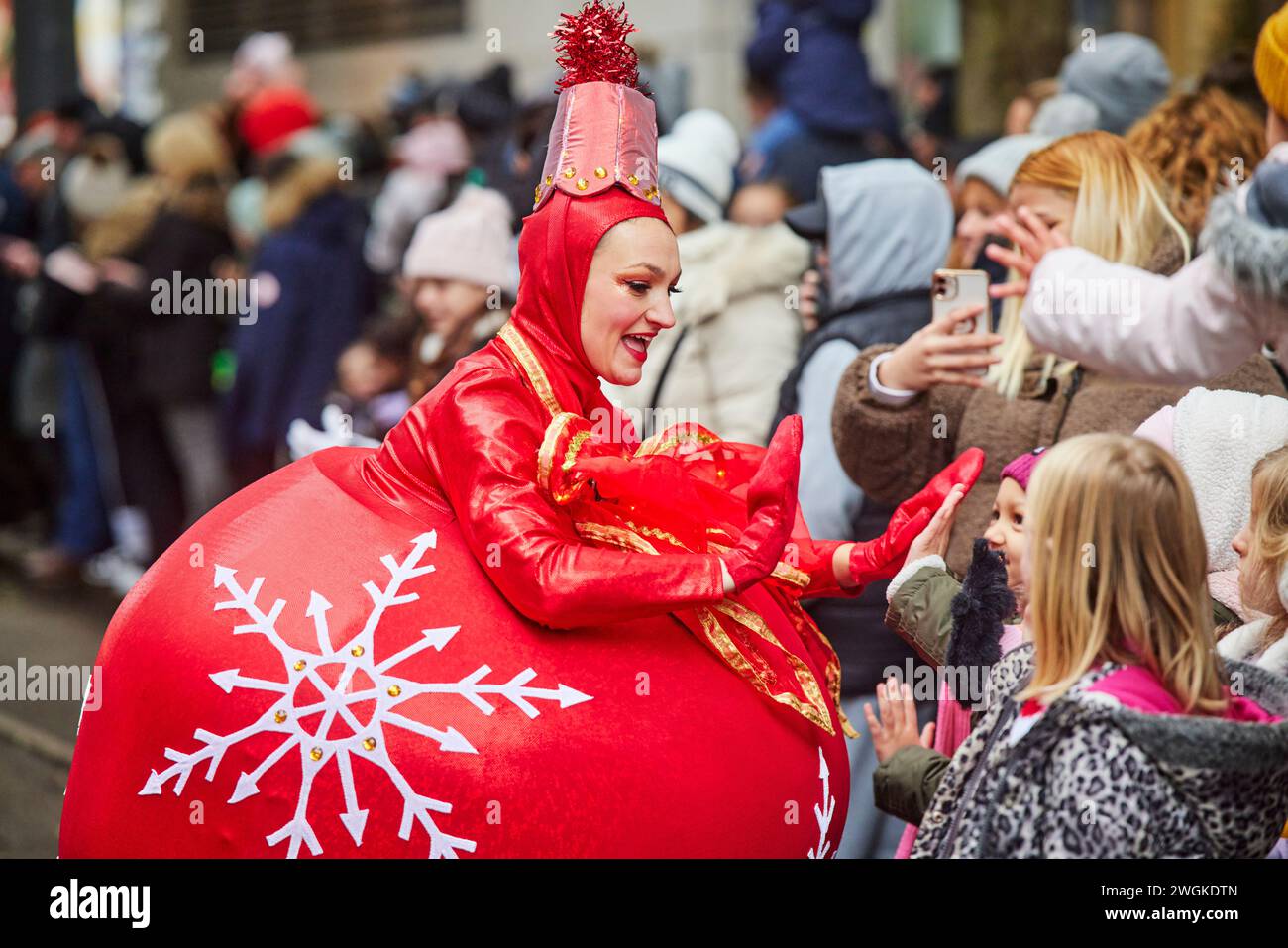 La parata natalizia di Manchester 2023 si fa strada per le strade del centro città per il secondo anno Foto Stock