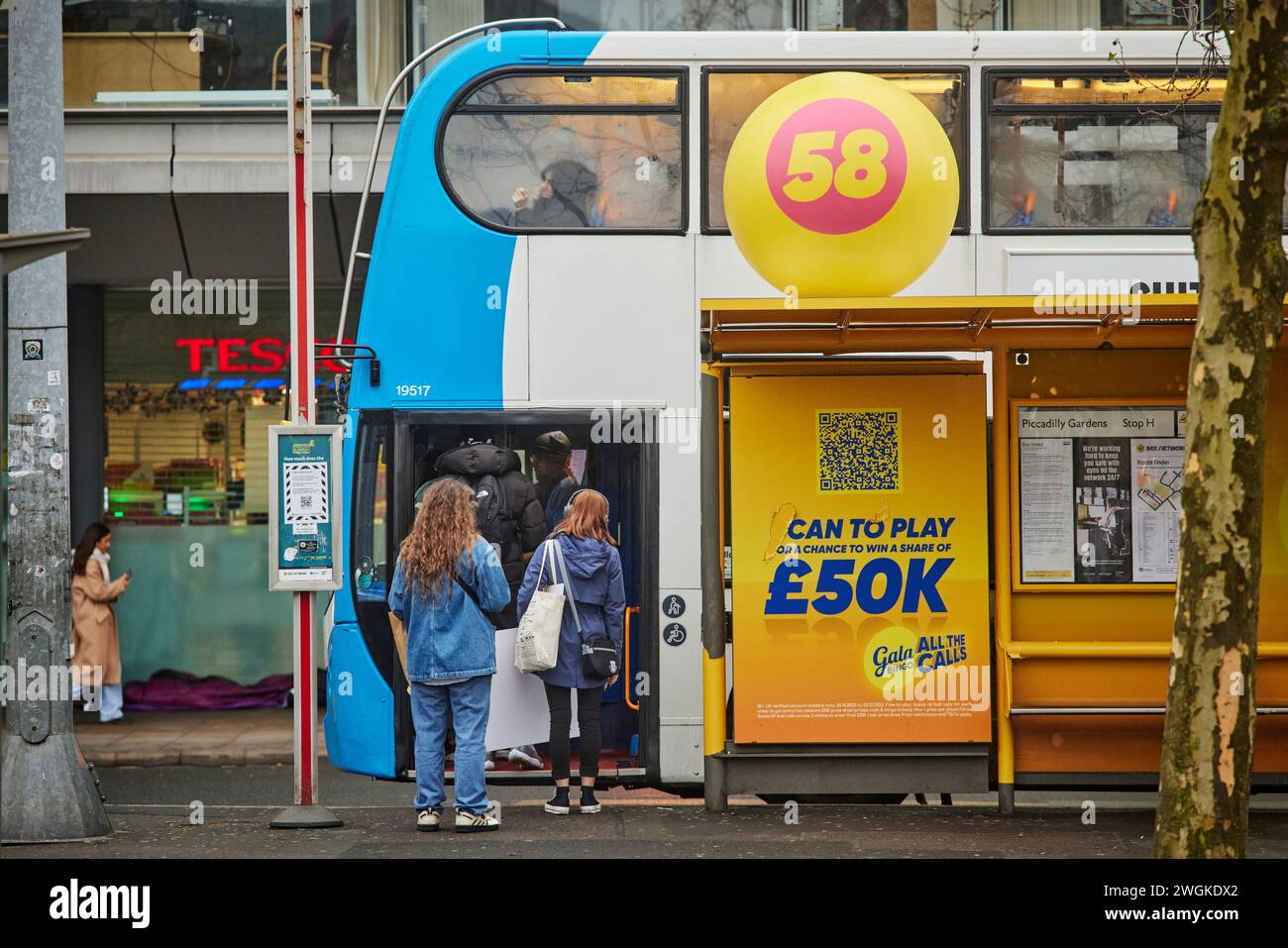 Stazione degli autobus di Manchester Piccadilly Gardens, pubblicità Gala Bingo alla fermata degli autobus 58 Foto Stock