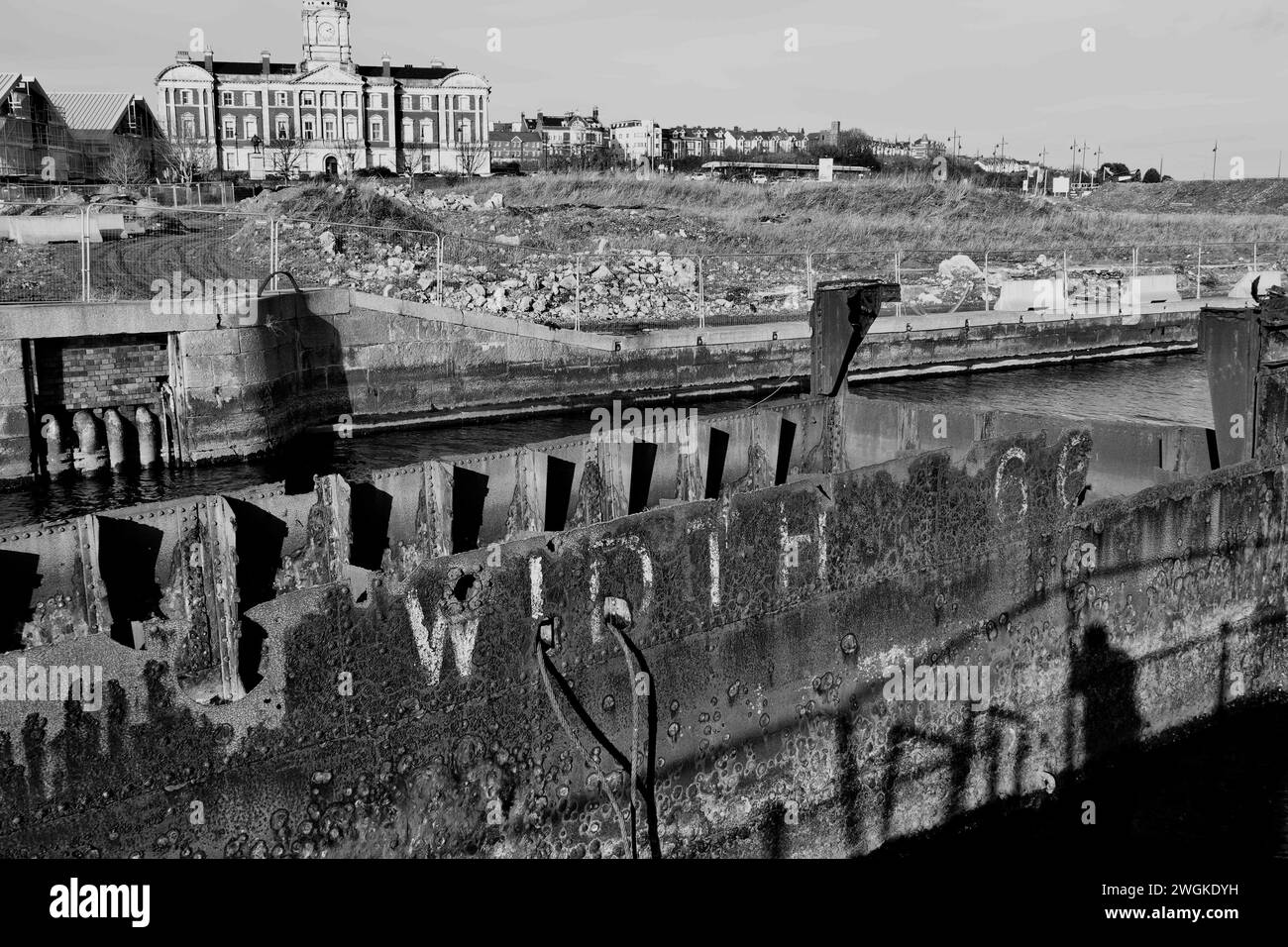 Barry, vale of Glamorgan, Galles 02 febbraio 2024; con le case di East Quay quasi completate, il consiglio esercita pressioni sugli sviluppatori per completare l'architettura del paesaggio Foto Stock