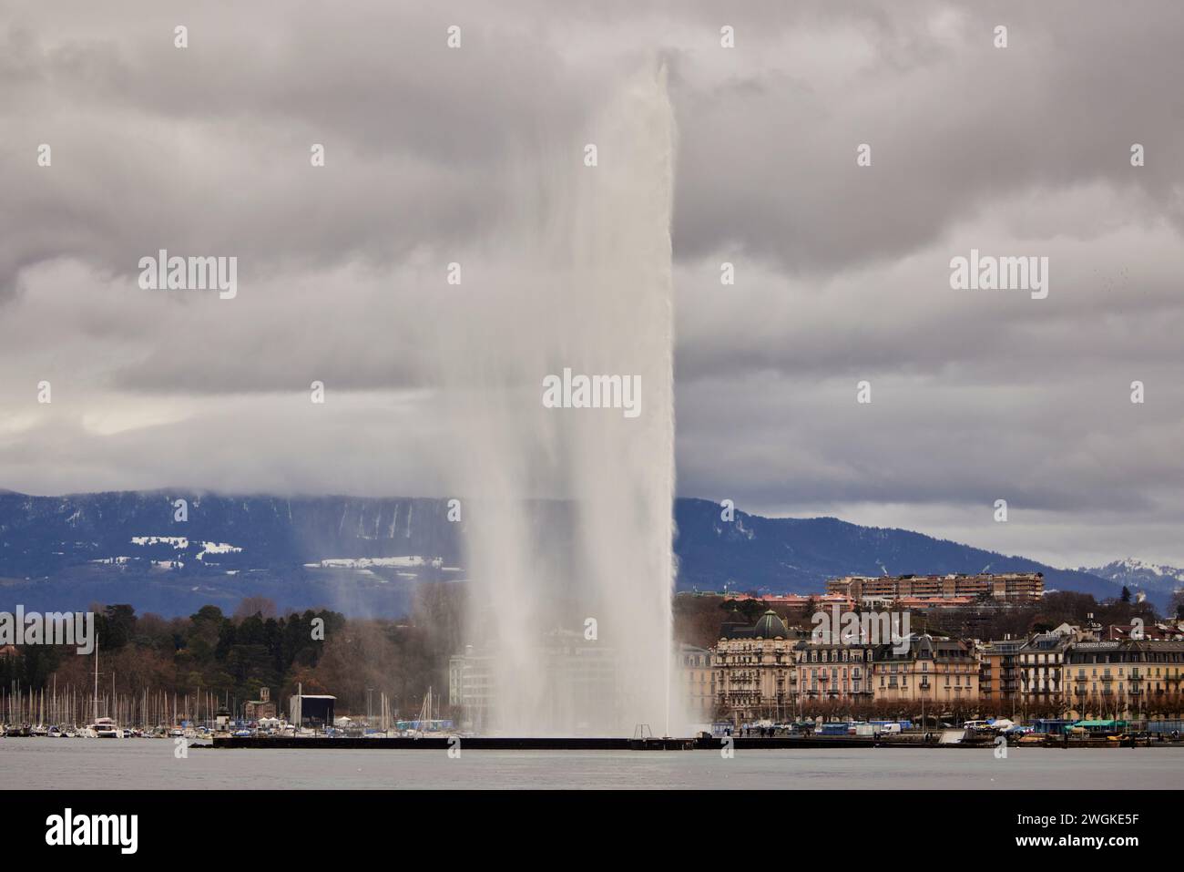 Città di Ginevra in Svizzera Lago di Ginevra (o Lac Léman) iconica fontana che pompano acqua a 140 metri in aria. Foto Stock