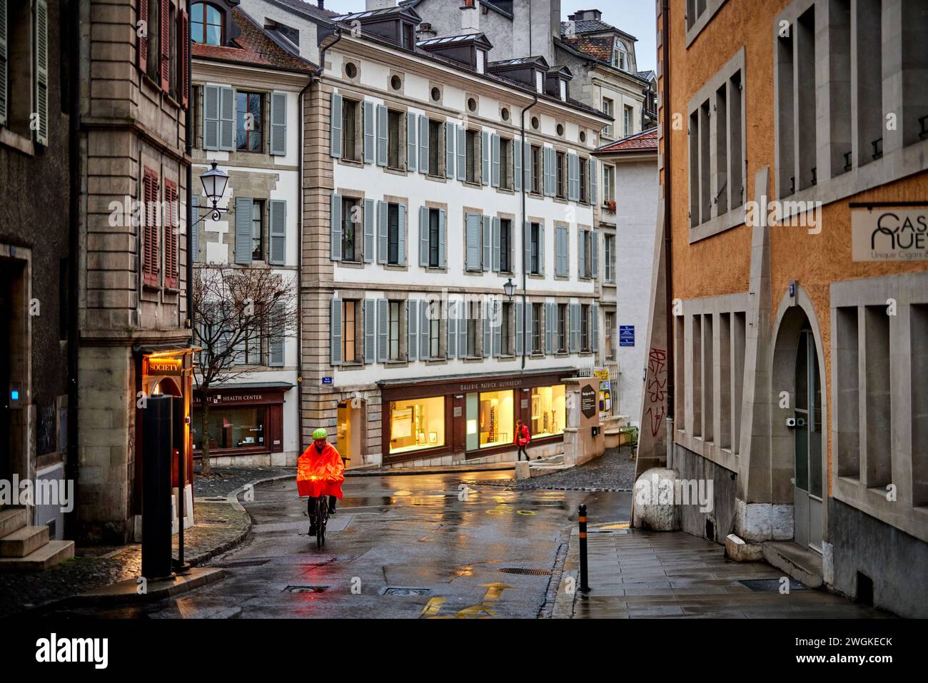 Ginevra, in Svizzera, in bicicletta sotto la pioggia Foto Stock