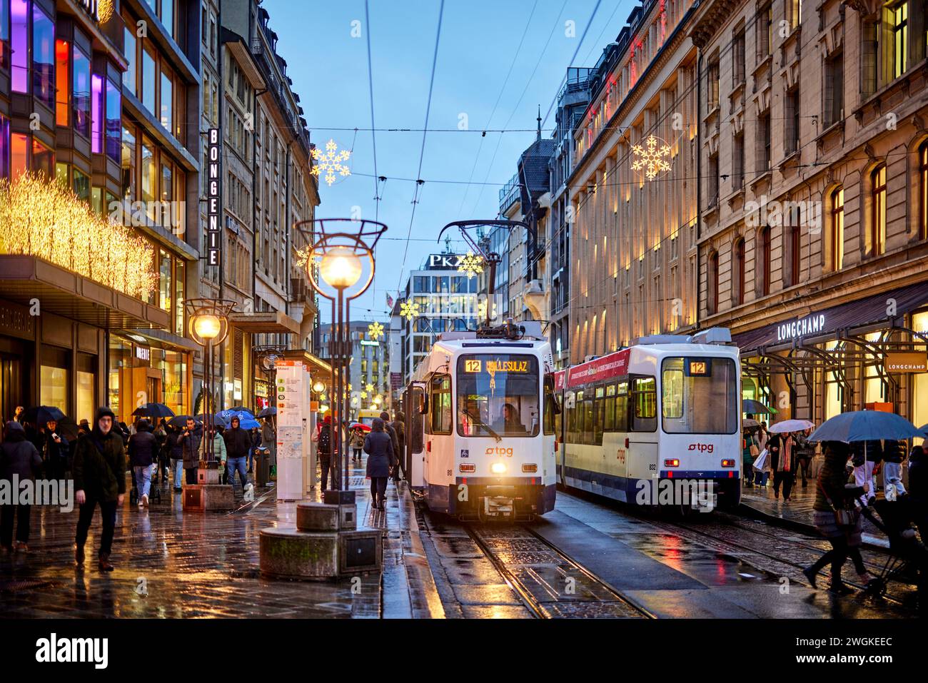Ginevra città in Svizzera Rue de Rive shopping sotto la pioggia e Transports Publics Genevois TPG Foto Stock