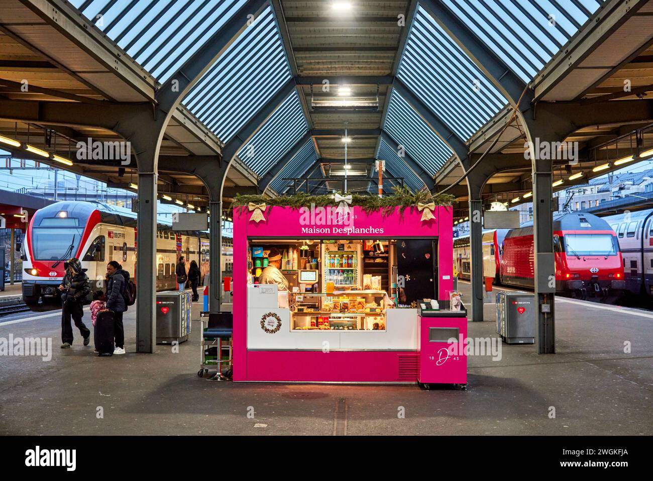 Ginevra città in Svizzera stazione ferroviaria Gare de Genève chiosco della pasticceria Maison Desplanches Foto Stock