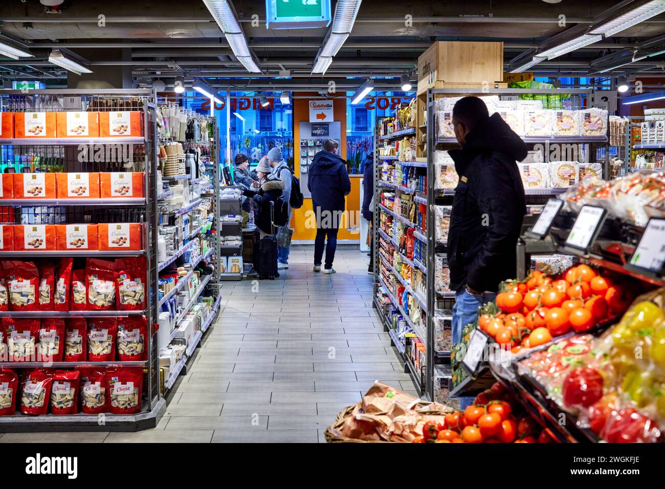 Città di Ginevra in Svizzera stazione ferroviaria Gare de Genève supermercato coop Foto Stock