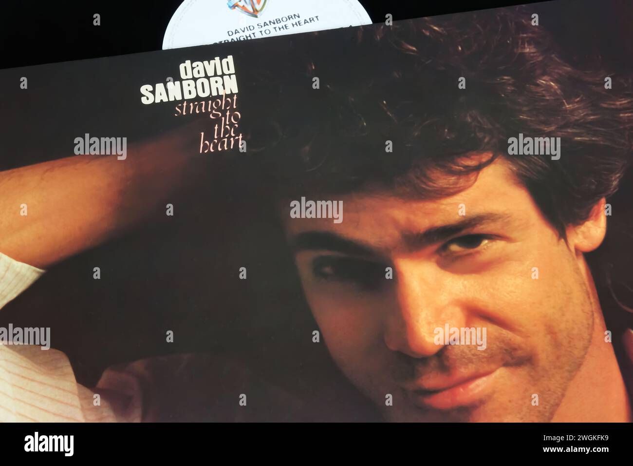 Viersen, Germania - 9 gennaio. 2024: Closeup del sassofonista americano David Sanborn copertina dell'album in vinile Straight to the Heart del 1984 Foto Stock