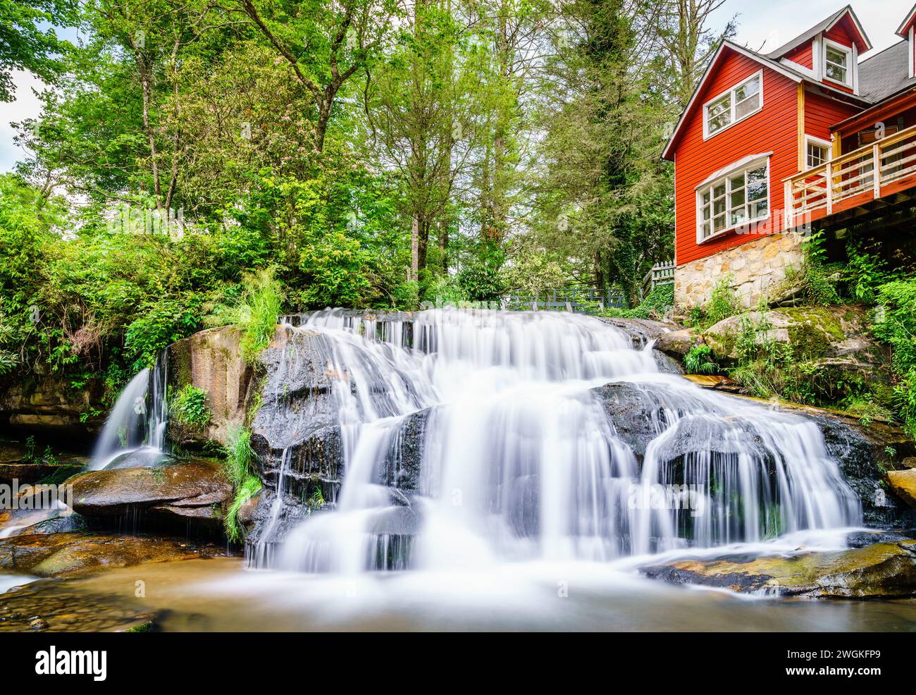 Immagine a lunga esposizione dei ministeri delle acque viventi e delle cascate della Carolina del Nord Foto Stock