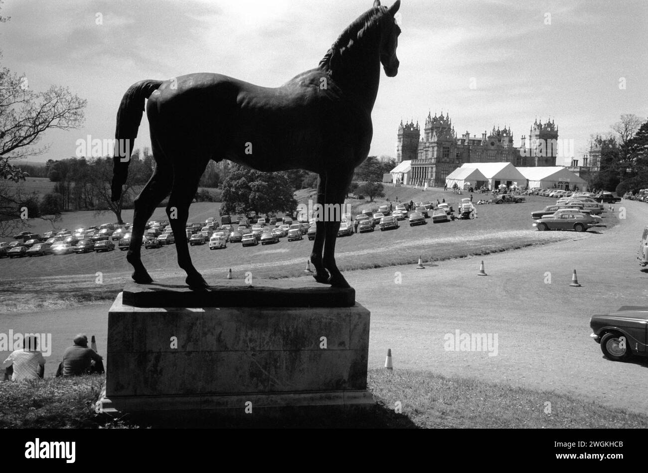 Asta di case di campagna Sothebys a Mentmore Towers, Buckinghamshire, Inghilterra maggio 1977. La statua di bronzo del cavallo è il re Tom, stallone vincitore della corsa del 1871, che ha fondato lo stallone de Rothschild a Mentmore Towers. Il cavallo non fu venduto ed è ora nella casa di famiglia Dalmeny House, Edimburgo, Scozia. 1970 UK HOMER SYKES Foto Stock