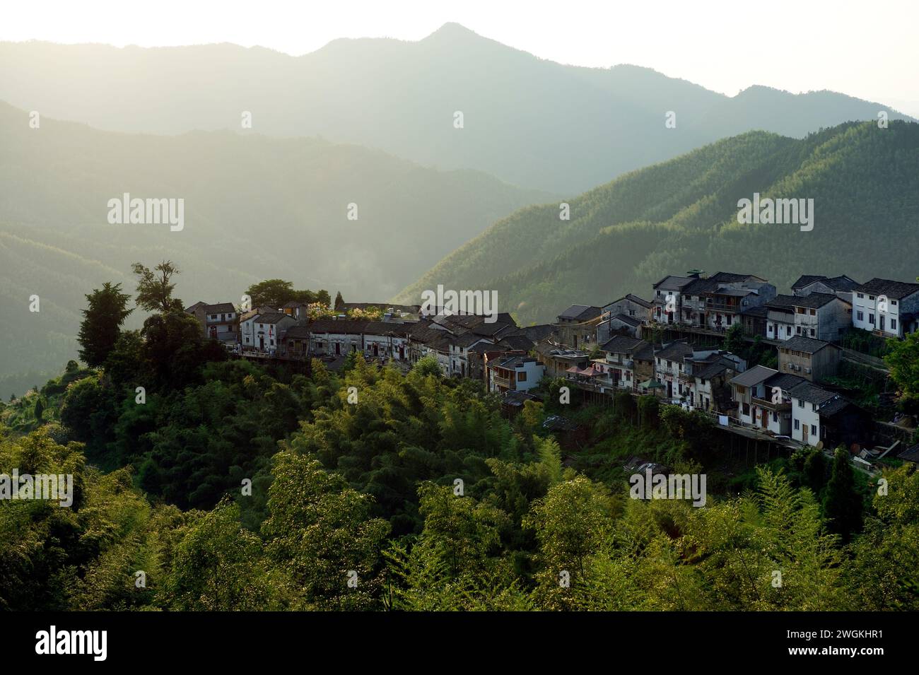 Il villaggio di MU li Hong (chiamato anche Zhanlicun) è una piccola città collinare nella Cina meridionale, ben fuori dai sentieri battuti per i turisti ma ne vale la pena Foto Stock
