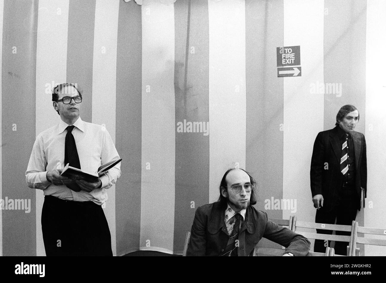 Asta di case di campagna Sothebys a Mentmore Towers, Sothebys vende il contenuto di questa casa signorile appartenente a Neil Archibald Primrose, VII conte di Rosebery. Vedi qui in camicia bianca e catalogo di vendita. Buckinghamshire, Inghilterra maggio 1977 1970s Regno Unito HOMER SYKES Foto Stock