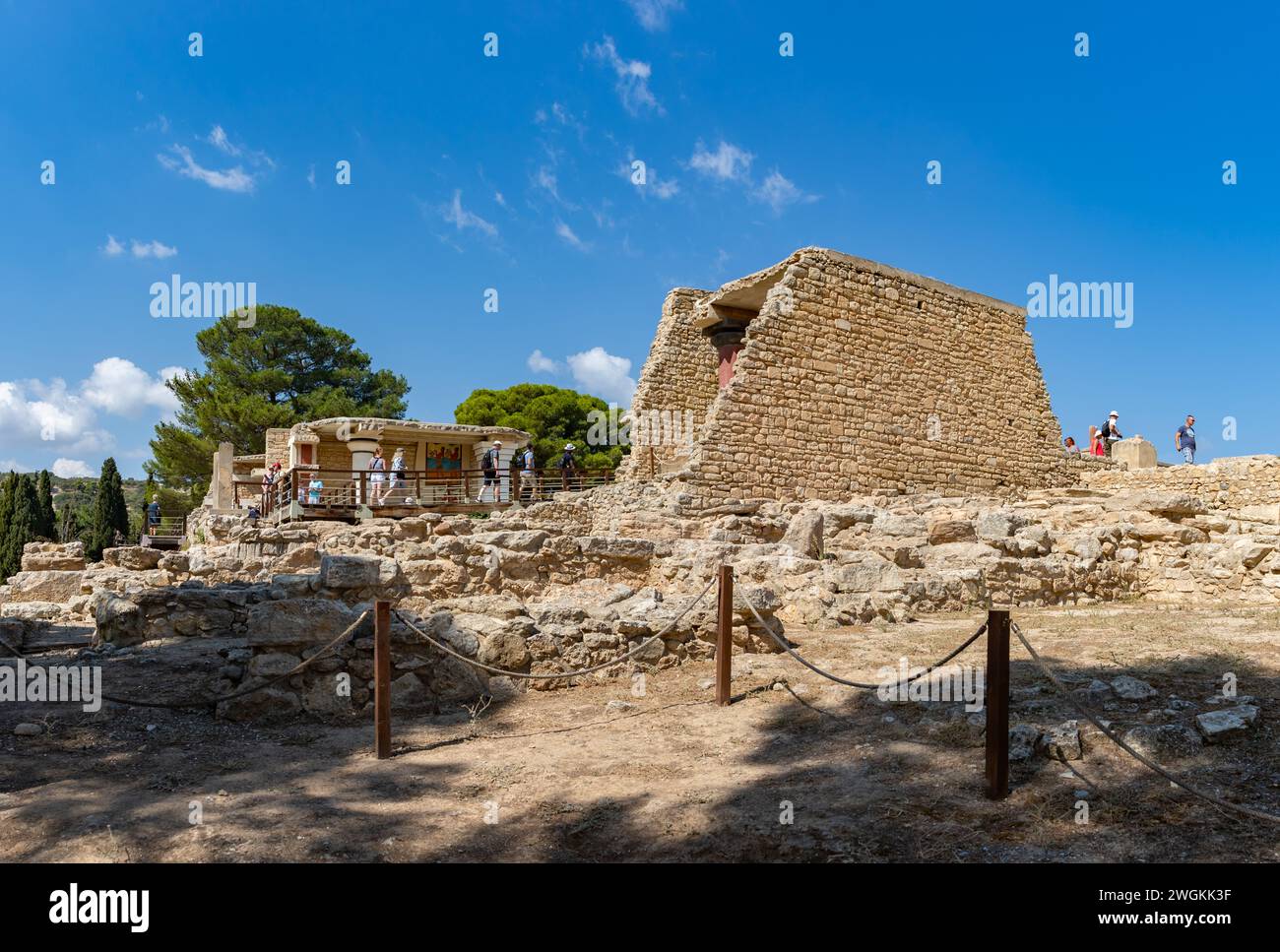 Una foto del Propileo Sud al Palazzo di Cnosso, sulla sinistra, e le rovine che ospitano il Principe dei Ligigli fresco sulla destra. Foto Stock