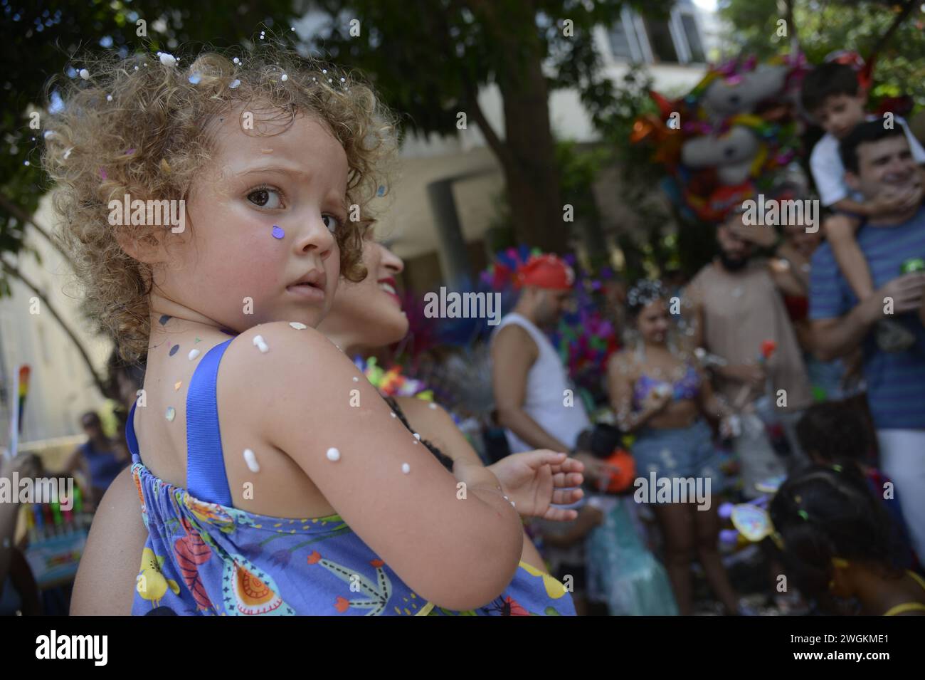 Sfilata di carnevale per bambini a Rio de Janeiro. I festaioli che indossano costumi si esibiscono alla sfilata di carnevale di Gigante da Lira per bambini - Rio de Janeiro, Foto Stock