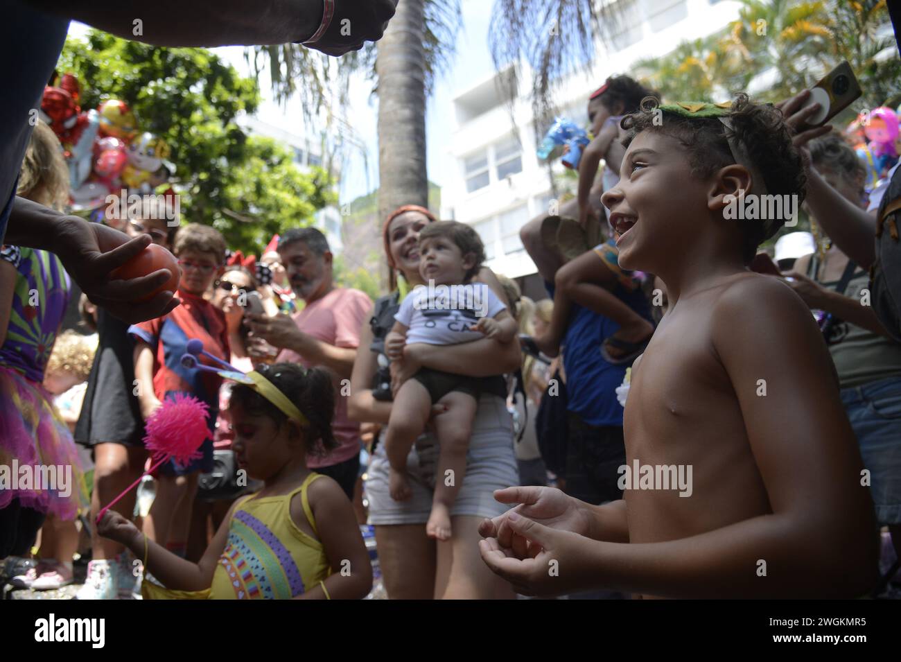 Sfilata di carnevale per bambini a Rio de Janeiro. I festaioli che indossano costumi si esibiscono alla sfilata di carnevale di Gigante da Lira per bambini - Rio de Janeiro, Foto Stock