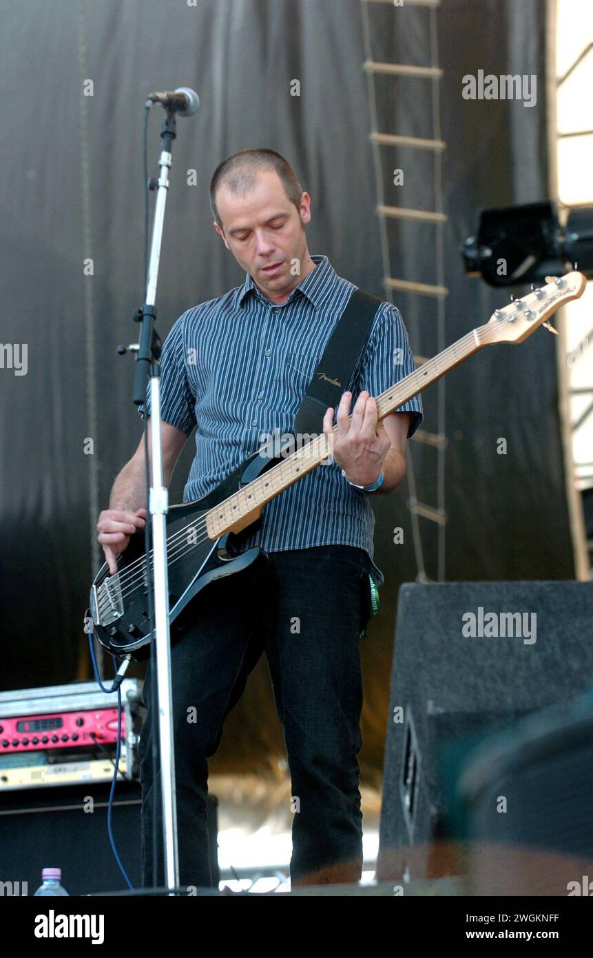 Imola Italia 2004-06-19: Carlo Bertotti bassista della band Delta V durante il concerto dal vivo all'Heineken Jammin Festival Foto Stock