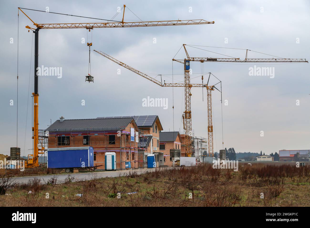 Nuova area di sviluppo con edifici incompleti Foto Stock