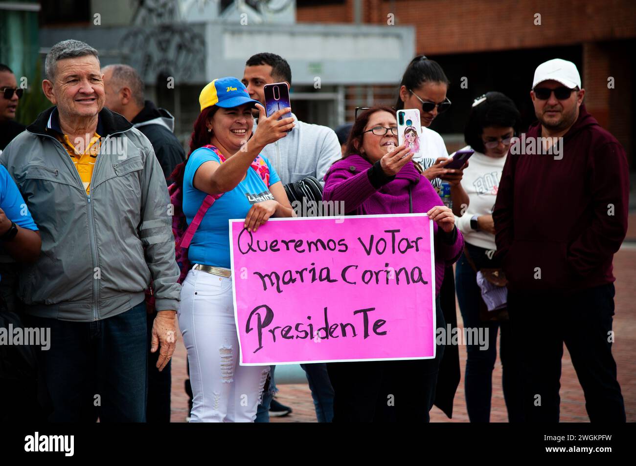 I cittadini venezuelani che vivono a Bogotà, in Colombia, protestano per la candidatura presidenziale del leader dell'opposizione venezuelana Maria Corina Machado in Foto Stock