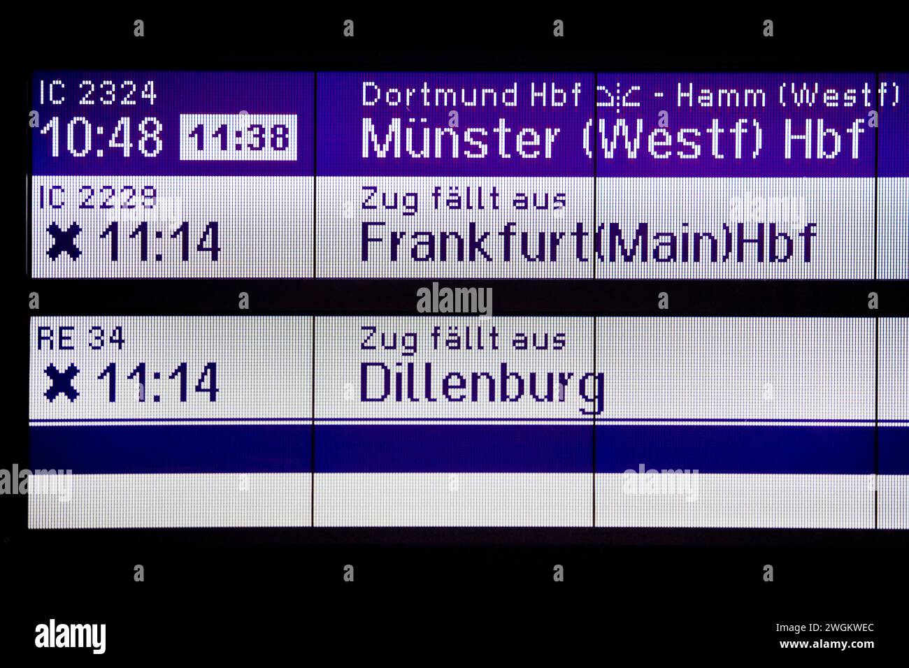 Bacheca con cancellazione dei treni presso la stazione centrale, Germania, Renania settentrionale-Vestfalia, Ruhr area, Witten Foto Stock