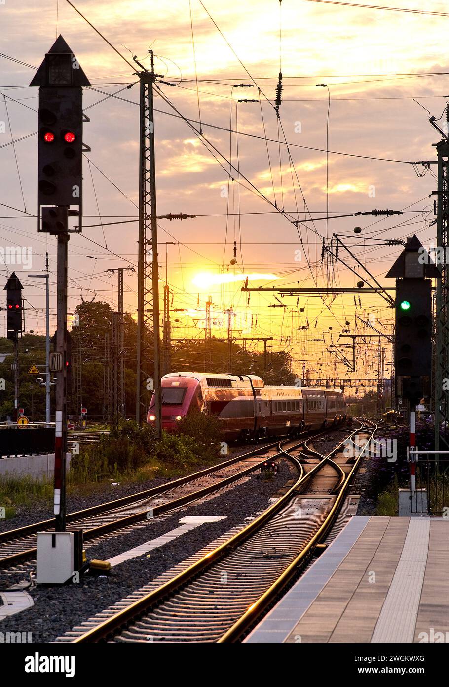 Arrivo in treno alla stazione centrale di Dortmund all'alba, Germania, Renania settentrionale-Vestfalia, area della Ruhr, Dortmund Foto Stock