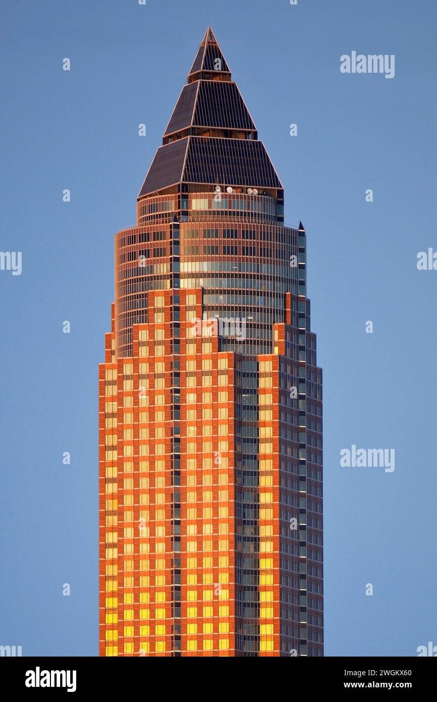 Il Messeturm alla luce della sera, chiamato anche matita dai cittadini di Francoforte, Germania, Assia, Francoforte sul meno Foto Stock