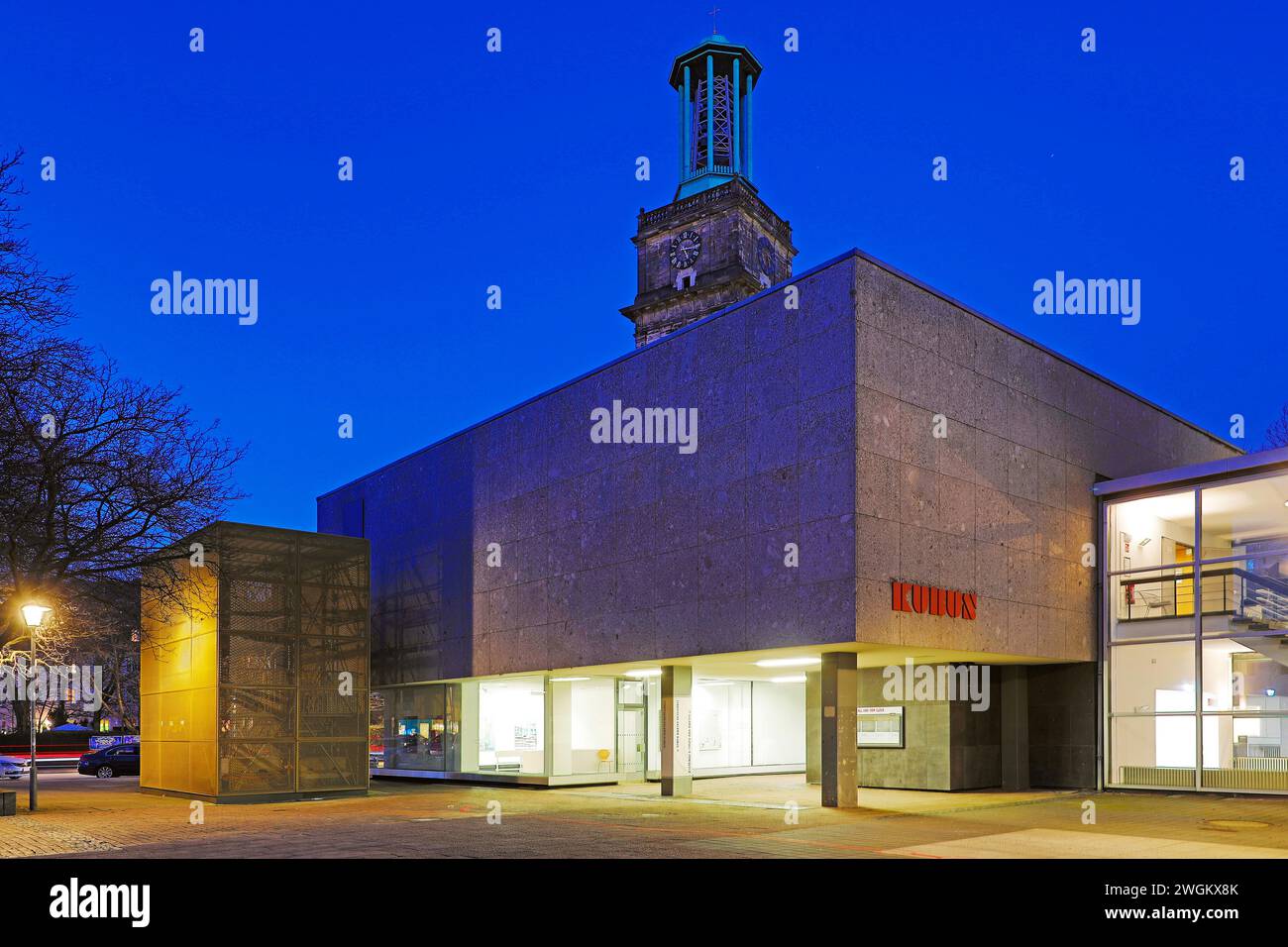 Galleria d'arte municipale KUBUS in serata con la Aegidienkirche, galleria su Theodor-Lessing-Platz, Germania, bassa Sassonia, Hannover Foto Stock