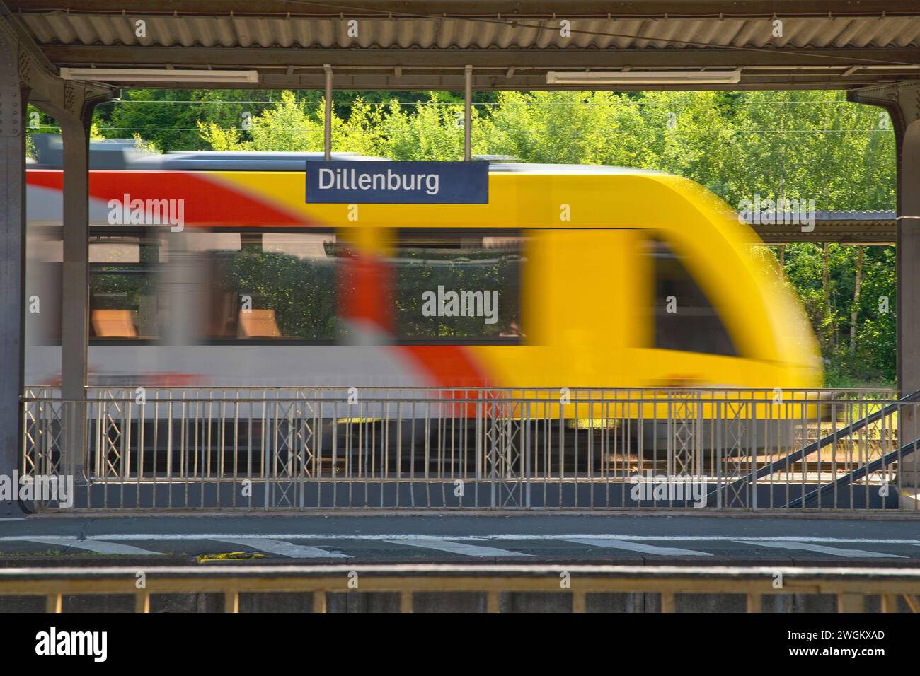 Il vagone Hessische Landesbahn HLB passa alla stazione di Dillenburg, Germania, Assia, Dillenburg Foto Stock