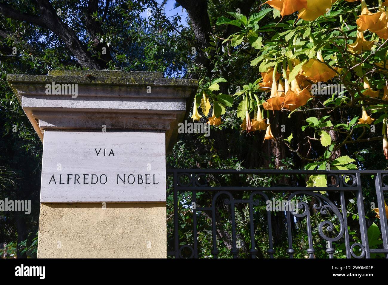 Insegna della strada dedicata all'industriale e chimico svedese Alfred Nobel, che ha dato il suo nome al famoso Premio Sanremo, Imperia, Liguria Foto Stock
