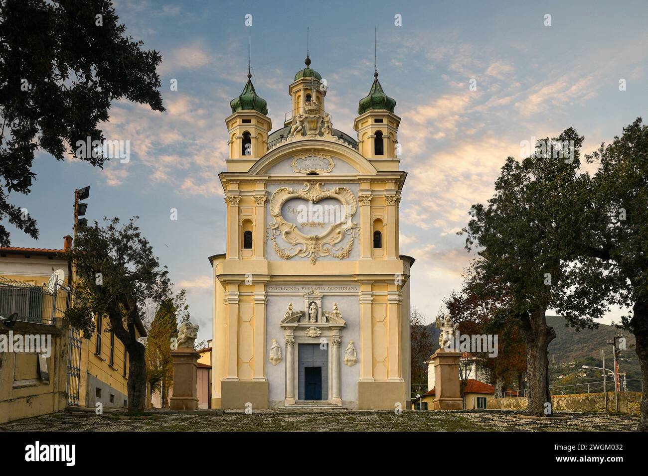 Santuario di nostra Signora della Costa, protettore della gente di mare, eretto nel 1630 sul punto più alto della città, Sanremo, Imperia, Liguria, Italia Foto Stock