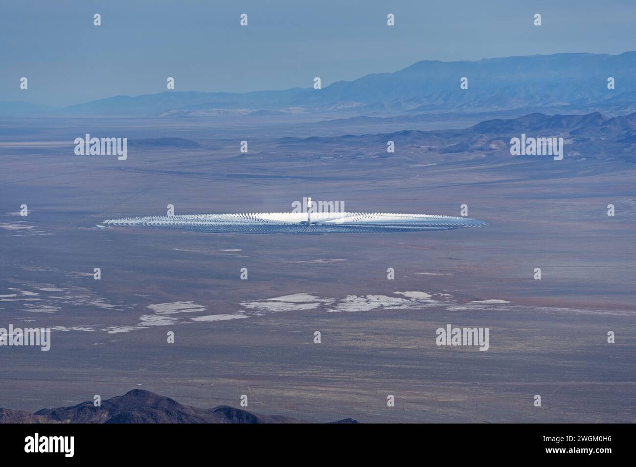 Crescent Dunes ha concentrato la centrale solare termica a torre nel deserto vicino a Tonopah, Nevada, dall'alto sulla Lone Mountain Foto Stock