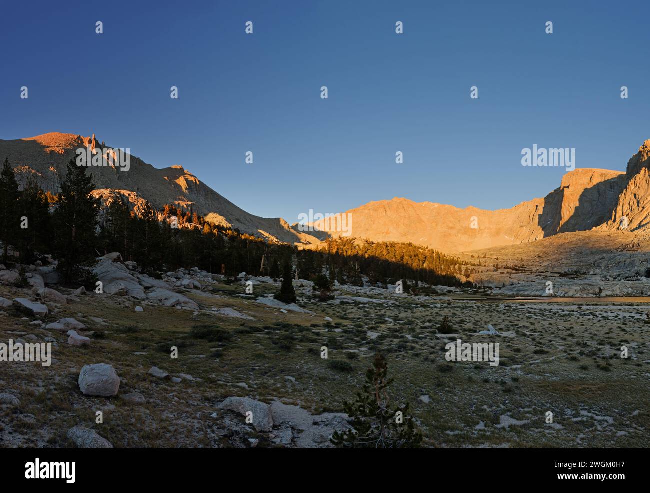 Panorama serale nel bacino dei laghi Crabtree con il monte Chamberlain Newcomb e Hitchcock Foto Stock