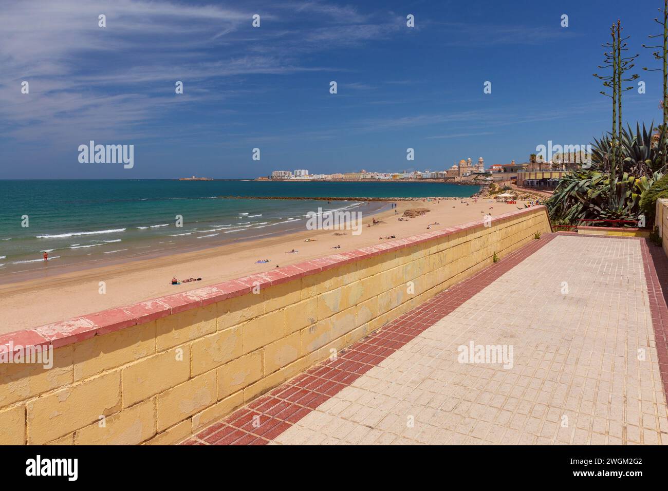 Vista della spiaggia sabbiosa e dell'Oceano Atlantico in una giornata di sole. Cadice. Spagna. Andalusia. Foto Stock