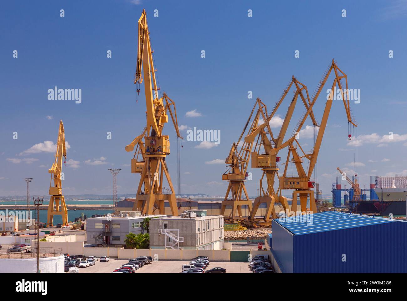Enormi gru portuali nel porto marittimo di Cadice sullo sfondo del mare blu. Spagna. Foto Stock