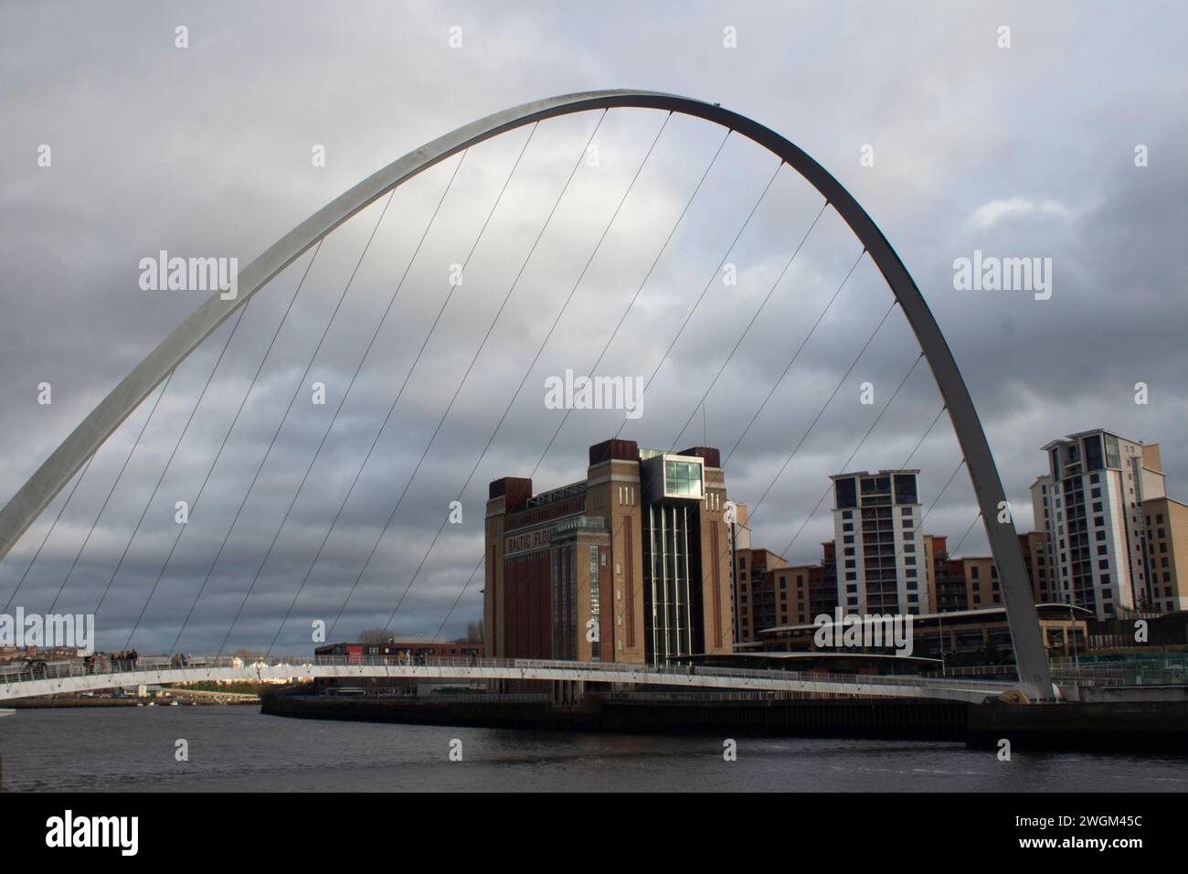 Il Baltic Art Centre si vede attraverso il Gateshead Millennium Bridge, Newcastle, Inghilterra, Regno Unito Foto Stock