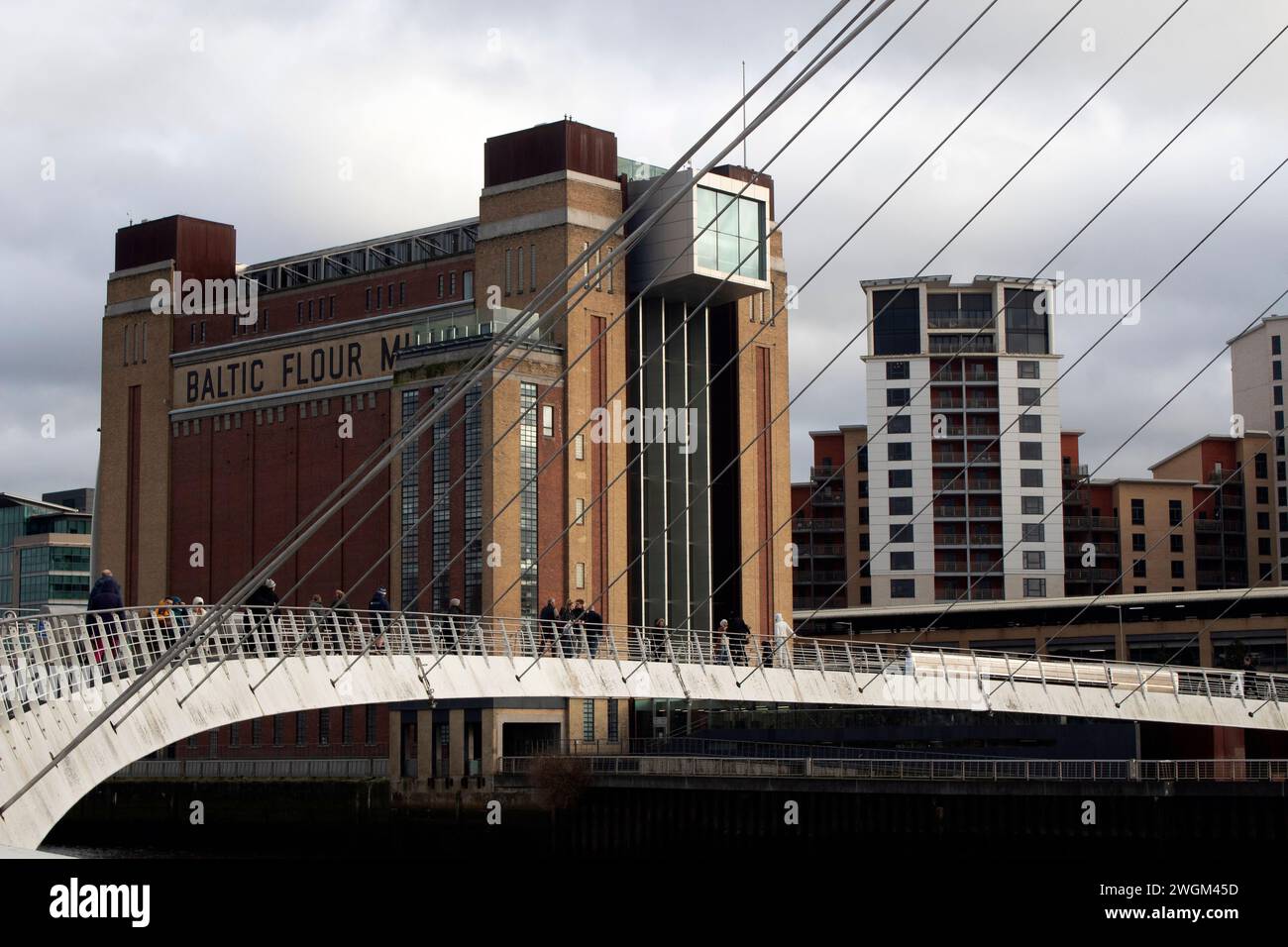 Il Baltic Art Centre si vede attraverso il Gateshead Millennium Bridge, Newcastle, Inghilterra, Regno Unito Foto Stock