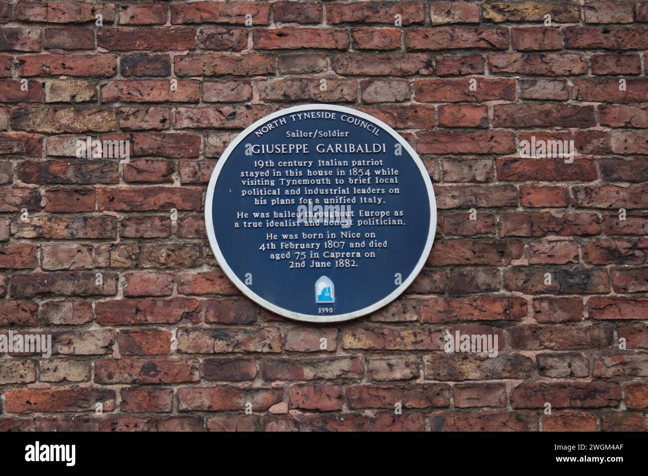 Targa blu a Giuseppe Garibaldi per commemorare il suo soggiorno a garibaldi Tynemouth House nel nord-est dell'Inghilterra Foto Stock