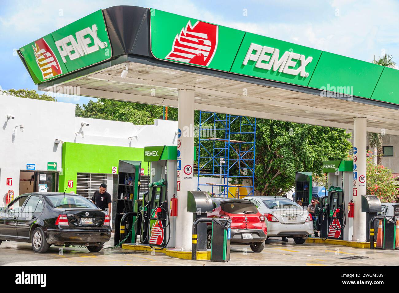 Merida Mexico,Centro,pompe distributore di benzina Pemex,rifornimento auto,cartelli segnaletici,promozione pubblicità,L ispanico messicano Foto Stock