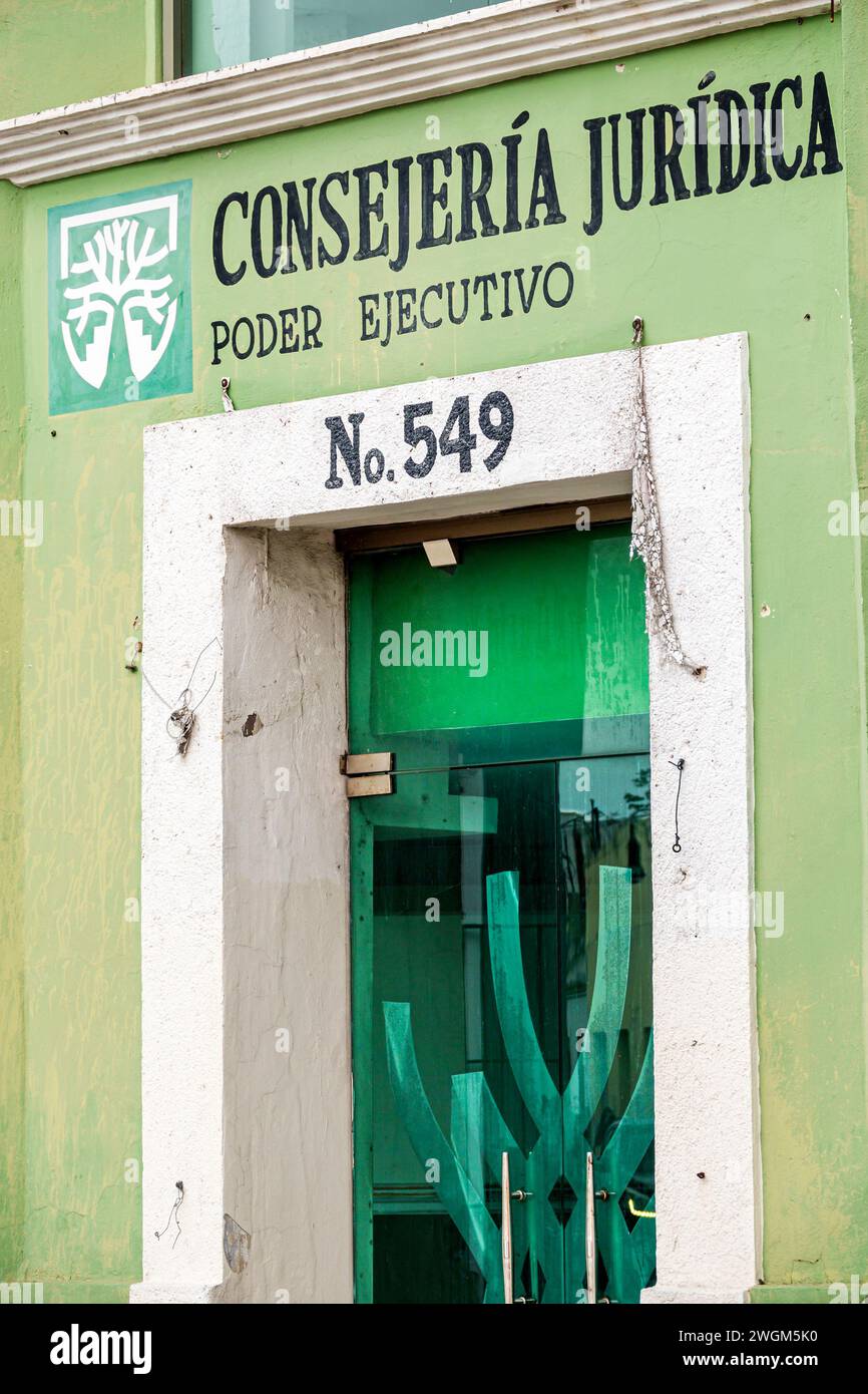 Merida Mexico, Barrio de Santiago Centro, Calle 59, ufficio legale Consejeria Juridica Poder Ejecutivo, ingresso anteriore esterno, sig Foto Stock
